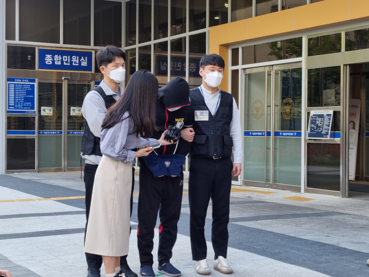 5일 오전 서울 강서경찰서에서 60대 아파트 이웃을 살해한 40대 남성이 검찰에 송치되고 있다. 김빛나 기자