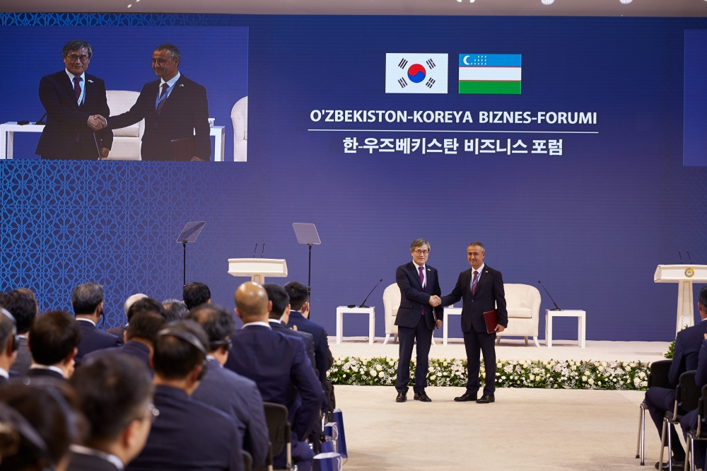 2019년 4월 우즈베키스탄 엑스포센터에서 열린 ‘비즈니스 포럼’에서 김진용(왼쪽) 인천경제청장이 앙그렌경제자유구역을 경제청이 위수탁해 운영하는 합의각서(MOA)를 체결했다. [인천경제청 자료]