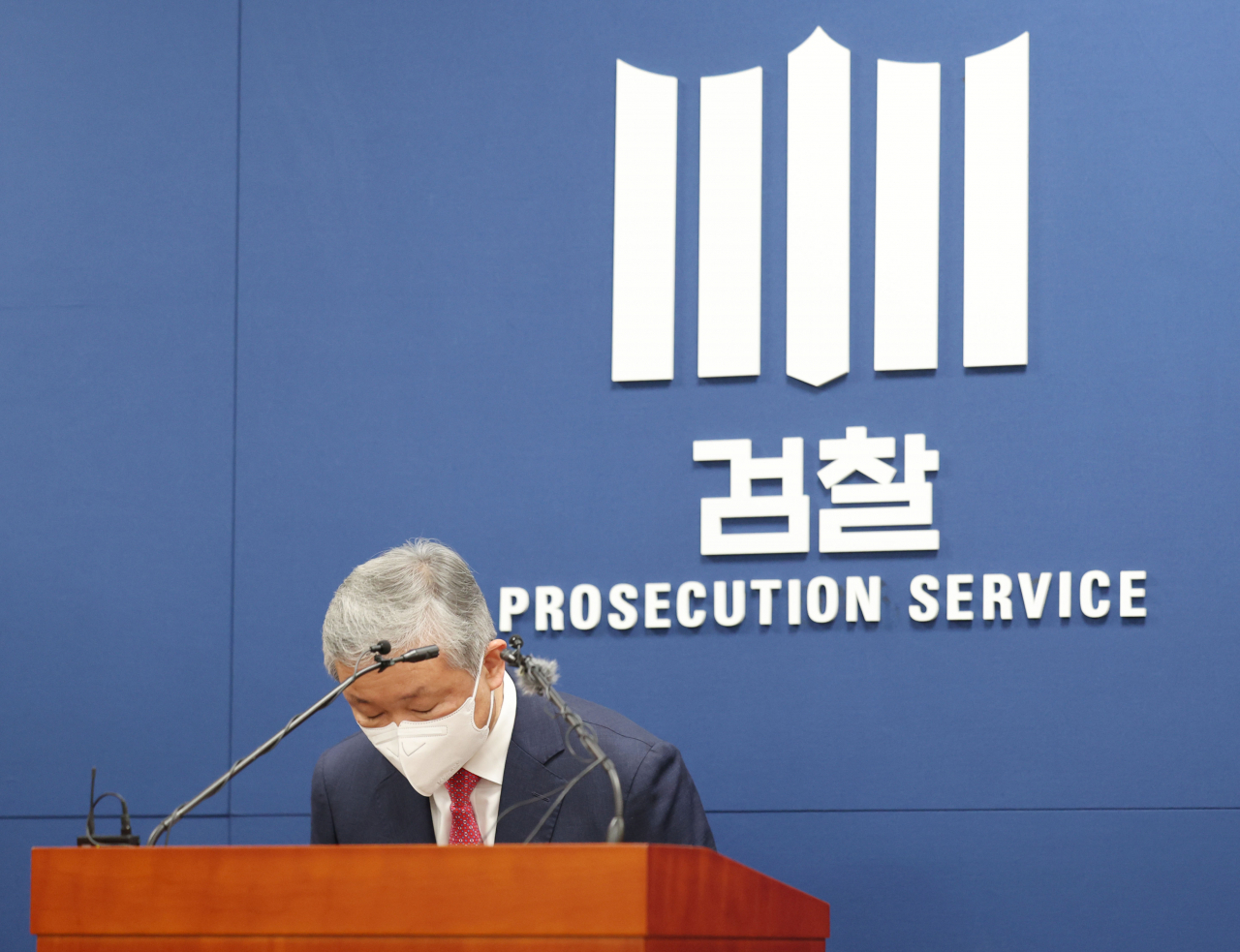 국무회의에서 검찰청법 개정안과 형사소송법 개정안이 공포된 3일 오후 검찰총장 업무 대행인 박성진 대검 차장검사가 서울 서초구 대검찰청에서 관련 기자회견을 하고 있다. [연합]