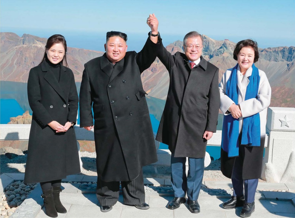 북한이 윤석열 정부 출범을 일주일 앞두고 문재인 대통령과 김정은 국무위원장의 남북정상회담 화첩 ‘북남관계의 대전환 2018’을 발행했다. 화첩은 김 위원장과 문 대통령이 함께 백두산에 오른 장면에 대해 ‘민족사에 특기할 역사적 사변’이라고 평가했다. 북남관계의 대전환 2018 캡처.