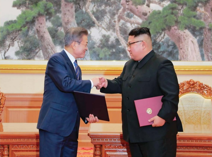 북한이 윤석열 정부 출범을 일주일 앞두고 문재인 대통령과 김정은 국무위원장의 남북정상회담 화첩 ‘북남관계의 대전환 2018’을 발행했다. 문 대통령과 김 위원장이 2018년 9월 평양공동선언에 서명한 뒤 악수를 나누고 있다. 북남관계의 대전환 2018 캡처.
