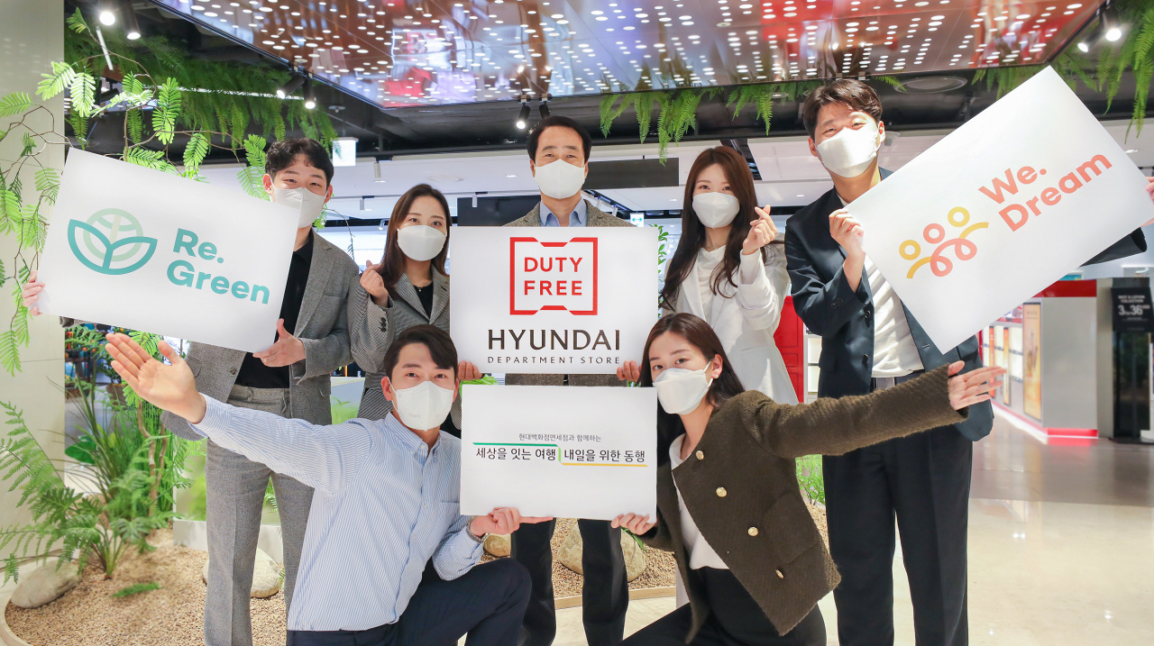 서울시 강남구에 위치한 현대백화점면세점 무역센터점 매장에서 이재실 현대백화점면세점 대표(두 번째 줄 왼쪽 세 번째)와 직원들이 ESG 비전 디지털 선포식 진행에 맞춰 그룹 통합 ESG 브랜드 '리그린'과 '위드림'을 소개하고 있다.[현대백화점면세점 제공]