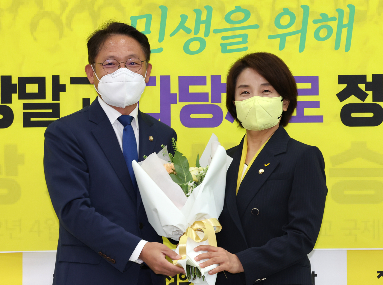정의당 이은주 신임 원내대표가 4일 국회에서 열린 3기 원내지도부 선출식에서 배진교 전 원내대표로부터 꽃다발을 받고 있다. 이상섭 기자