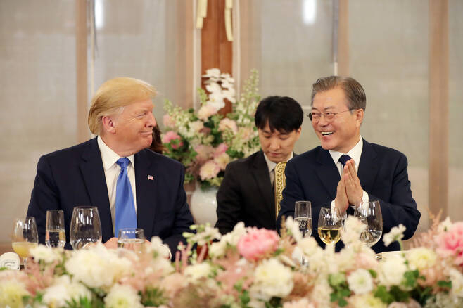 문재인 대통령은 2019년 6월 방한한 도널드 트럼프 당시 미국 대통령과청와대 상춘재에서 친교만찬을 가졌다. [연합]