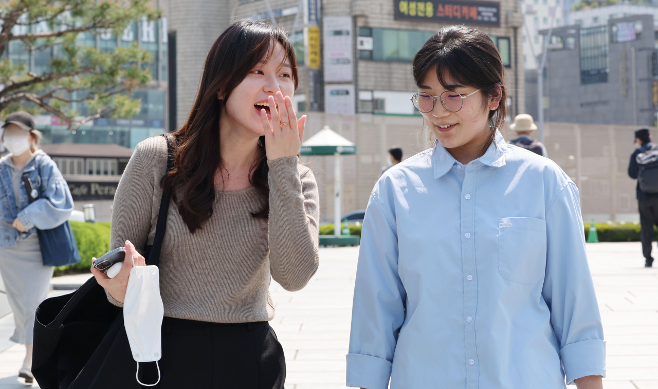 This photo taken on Tuesday, shows students at Ewha Womans University in Seoul as the government lifted the outdoor mask mandate on May 2. (Yonhap)