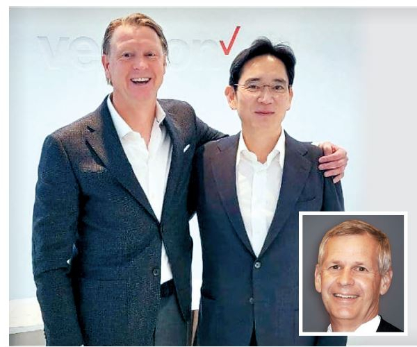 이재용 삼성전자 부회장(오른쪽)이 지난해 11월 미국 뉴저지주 버라이즌 본사에서 한스 베스트베리 CEO와 만나 어깨동무를 하고 기념 촬영을 하고 있다. 작은 사진은 찰리 어건 디시 네트워크 회장. [삼성전자 제공]