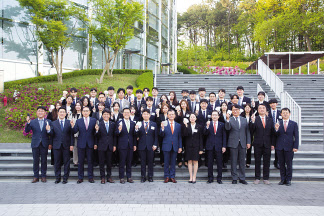 여승주(앞줄 우측에서 여섯번째) 한화생명 대표이사 사장과 2022년 상반기 입사 신입사원 35명이 한화생명 연수원 라이프파크(LIFEPARK)에서 입문교육을 마친 후, 마스크를 벗고 기념 촬영을 하고 있다.