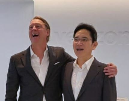 이재용(오른쪽) 삼성전자 부회장이 지난해 11월 17일(현지시간) 미국 뉴저지주 버라이즌 본사에서 한스 베스트베리(왼쪽) CEO와 만나 어깨동무를 하고 기념촬영하고 있다. [삼성전자 제공]