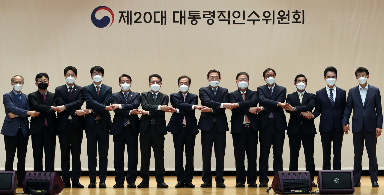 4일 오후 광주 서구 김대중컨벤션센터에서 열린 제20대 대통령직인수위원회 지역균형발전특별위원회 광주·전남 대국민 보고회에서 김병준 위원장, 이용섭 광주시장, 문금주 전남도 행정부지사 등 참석자가 기념 촬영을 하고 있다. 연합뉴스
