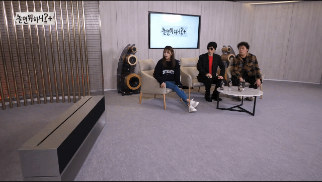 LG전자의 '롤러블 TV'를 간접광고 하는 장면['놀면 뭐하니?' 장면 중]
