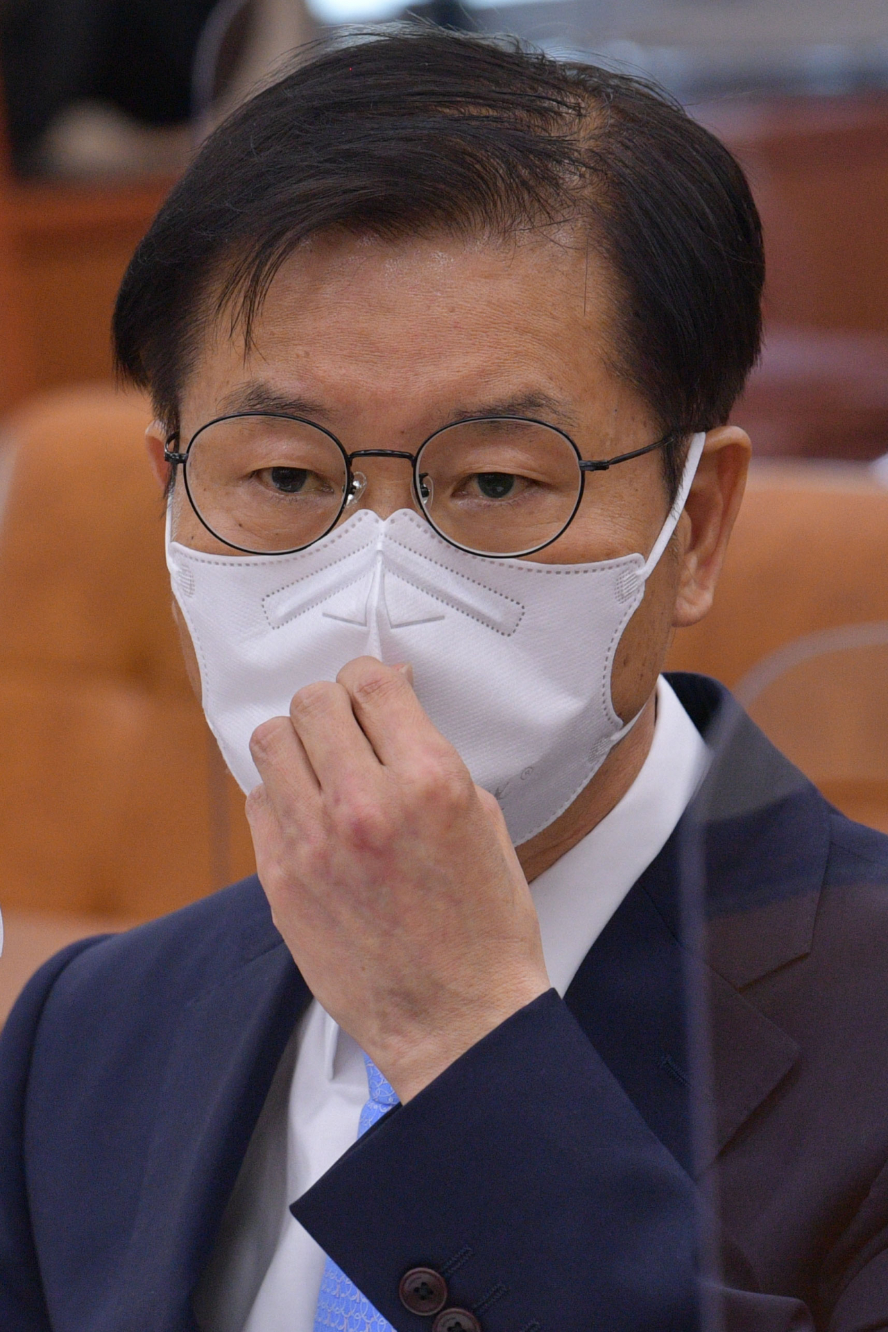 이정식 고용노동부 장관 후보자가 4일 오전 서울 여의도 국회에서 열린 인사청문회에 출석해 마스크를 고쳐쓰고 있다. 이상섭 기자