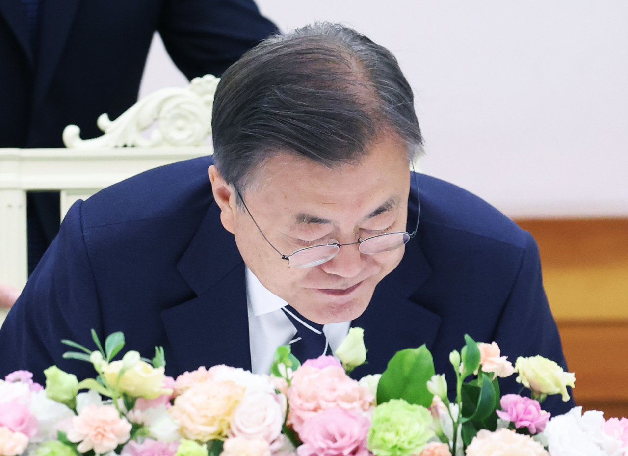 문재인 대통령이 4일 청와대 본관에서 열린 백서 발간 기념 국정과제위원회 초청 오찬에서 발언을 마친 뒤 자리에 앉고 있다. [연합]