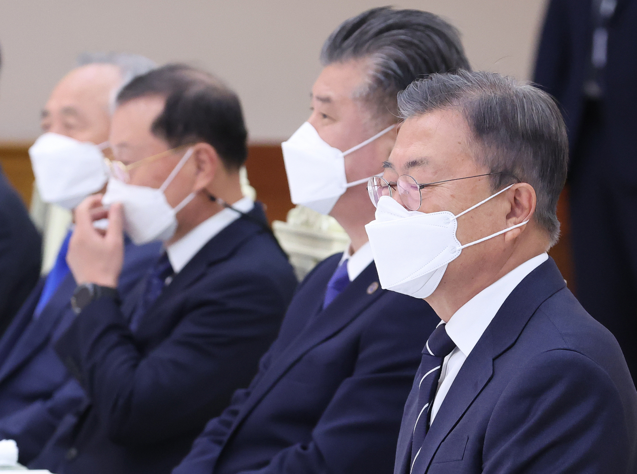 문재인 대통령이 4일 청와대 본관에서 열린 백서 발간 기념 국정과제위원회 초청 오찬에 참석, 잠시 눈을 감고 있다. [연합]