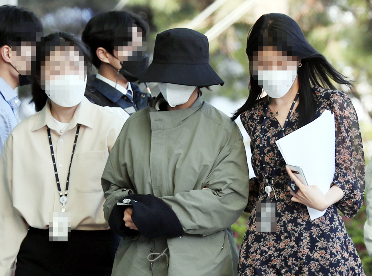 '계곡 살인' 사건의 피의자 이은해(31)씨가 16일 오후 인천시 미추홀구 인천지방검찰청으로 압송되고 있다. [연합]