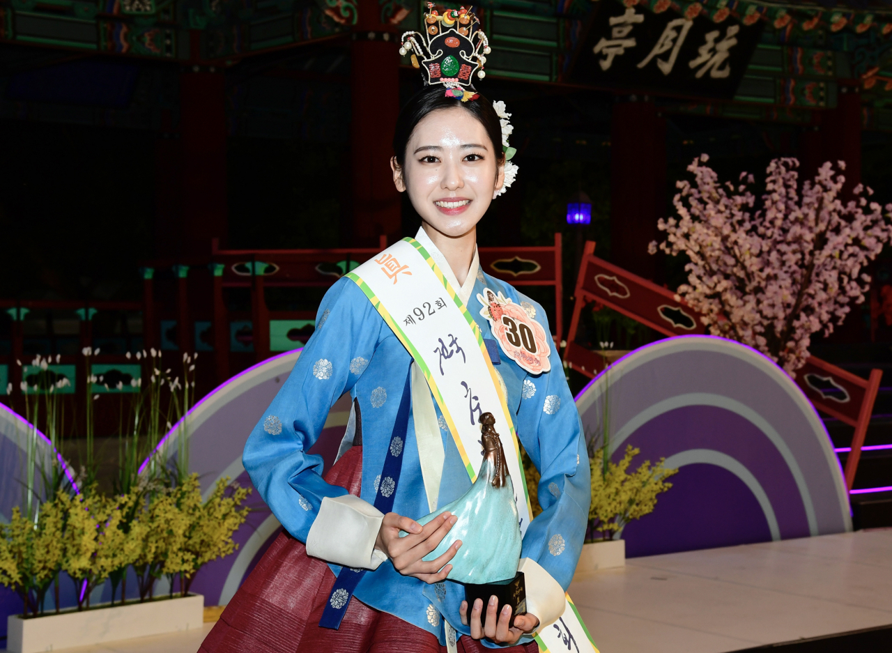 4일 제92회 춘향제 행사의 하나로 전북 남원시 광한루원에서 열린 춘향선발대회에서 '미스 춘향 진'으로 뽑힌 최성경(23·전북·전남대 신문방송학과)씨. [연합]