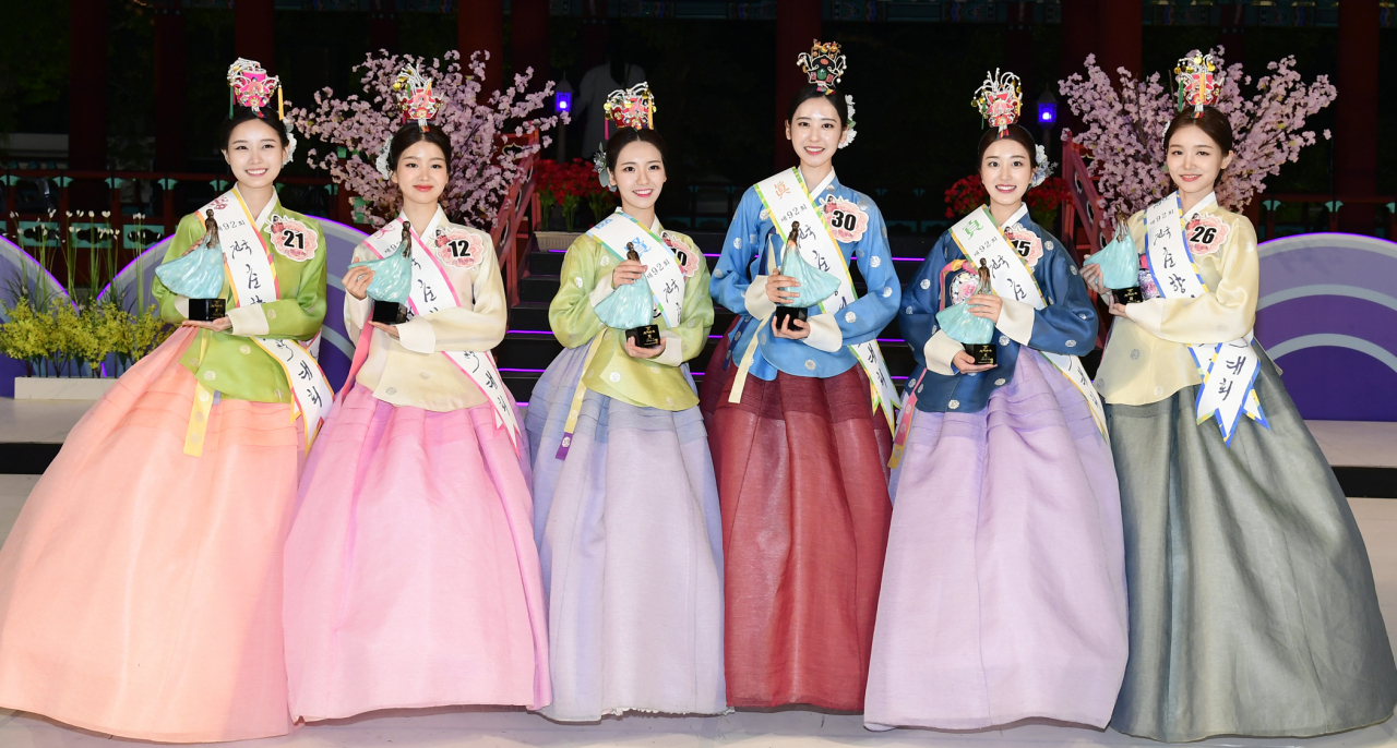 4일 제92회 춘향제 행사의 하나로 전북 남원시 광한루원에서 열린 춘향선발대회 입상자들이 기념 사진을 찍고 있다. [연합]