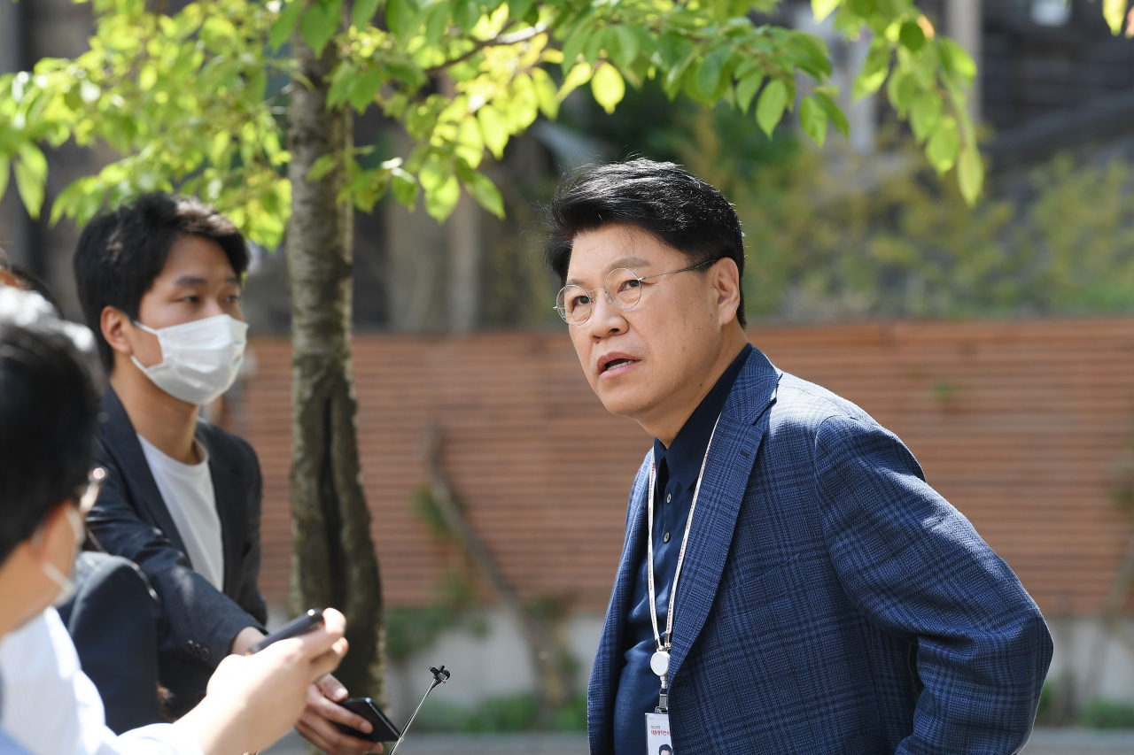 장제원 대통령 당선인 비서실장이 5일 오전 서울 종로구 통의동 제20대 대통령직인수위원회 사무실 앞에서 기자들의 질문에 답하고 있다. 박해묵 기자