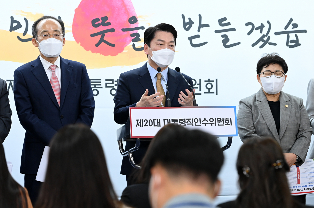 안철수 제20대 대통령직인수위원회 위원장이 3일 오전 서울 종로구 통의동 인수위원회 공동기자회견장에서 국정과제를 발표한 후 취재진의 질의에 답변하고 있다.[인수위사진기자단]