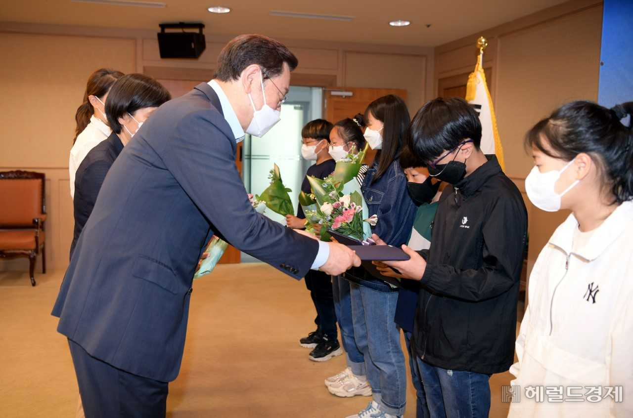 이용섭 광주광역시장이 5일 오전 시청 비즈니스룸에서 열린 어린이날 제정 100주년 축하 기념식에 참석하여 유공자 표창을 한 후 기념촬영을 하고 있다.