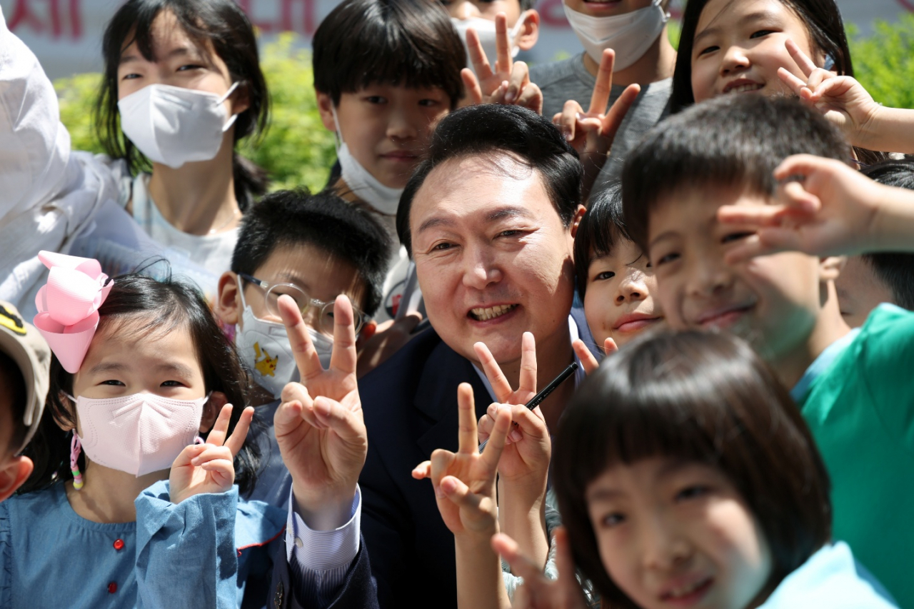 윤석열 대통령 당선인이 어린이날인 5일 오전 자택이 있는 서초구 주상복합단지 내에서 입주민 어린이들과 기념촬영을 하고 있다. [연합]