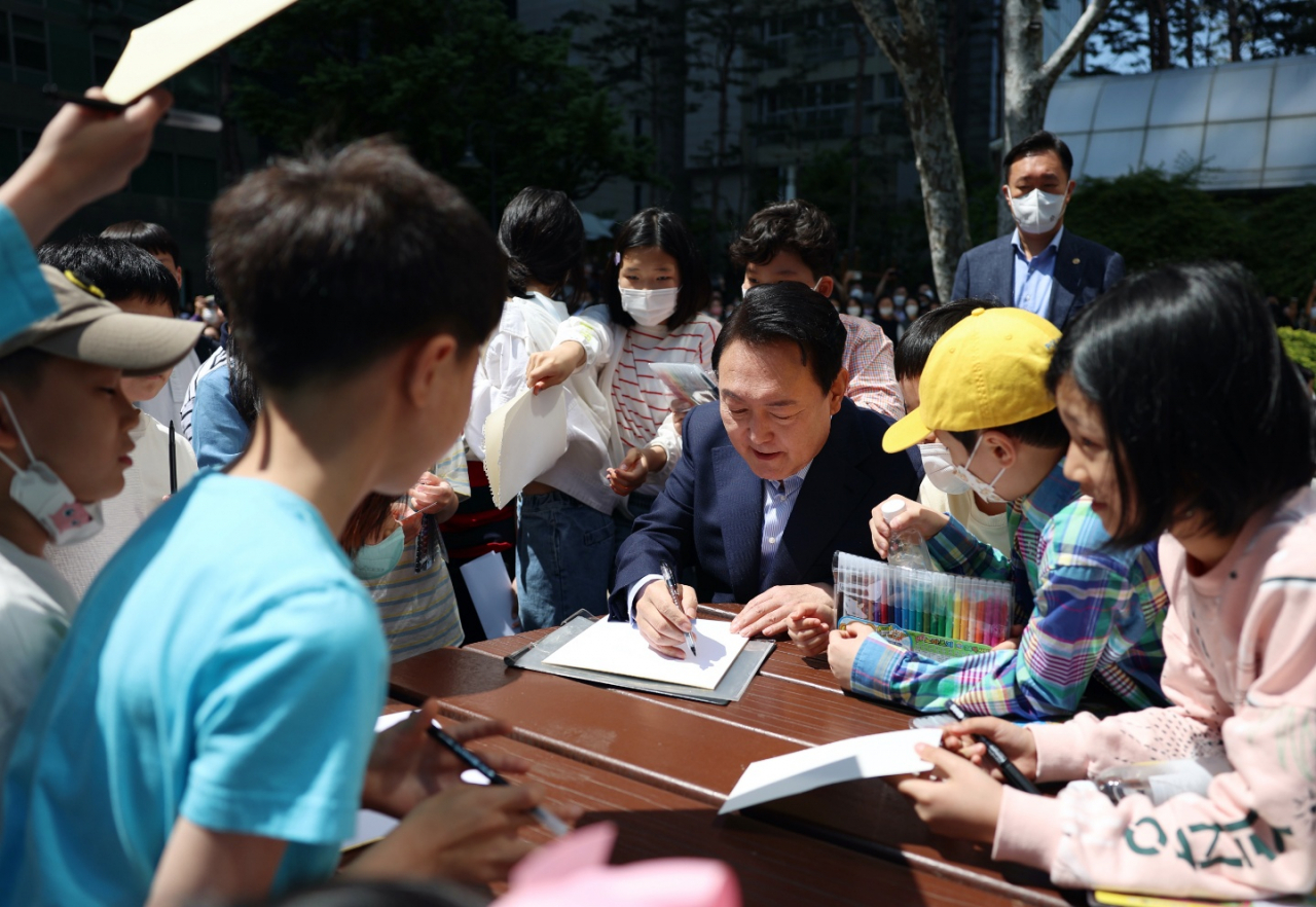 윤석열 대통령 당선인이 어린이날인 5일 오전 자택이 있는 서초구 주상복합단지 내에서 입주민 어린이들을 만나고 있다. [연합]