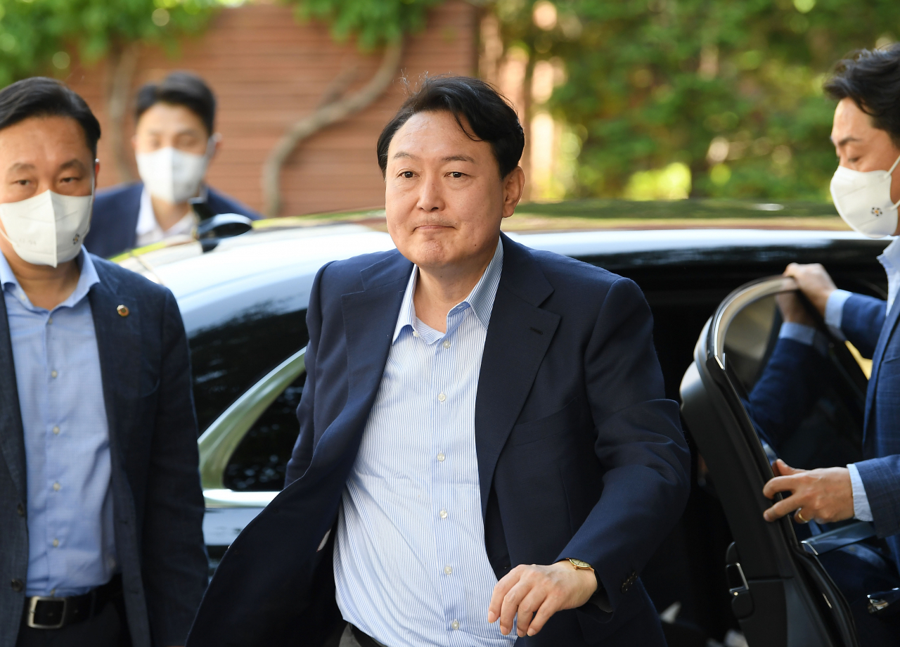 윤석열 대통령 당선인이 5일 오후 서울 종로구 통의동 인수위 사무실로 들어서고 있다. [연합]