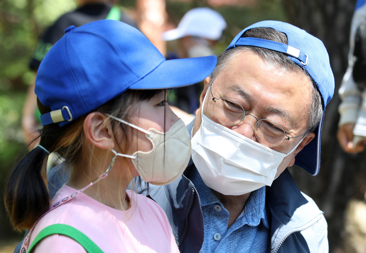 문재인 대통령이 어린이날인 5일 오후 청와대 녹지원에서 열린 '어린이날 100주년 기념 청와대 어린이 초청행사'에서 어린이와 휴식 시간 대화하고 있다. 이날 행사에는 벽지 분교및 개교 100주년을 맞은 초등학교 학생들이 초청됐다. [연합]