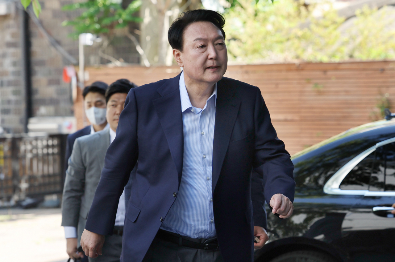 5일 오후 윤석열 대통령 당선인이 서울 종로구 통의동 인수위 사무실로 들어서고 있다. [연합]