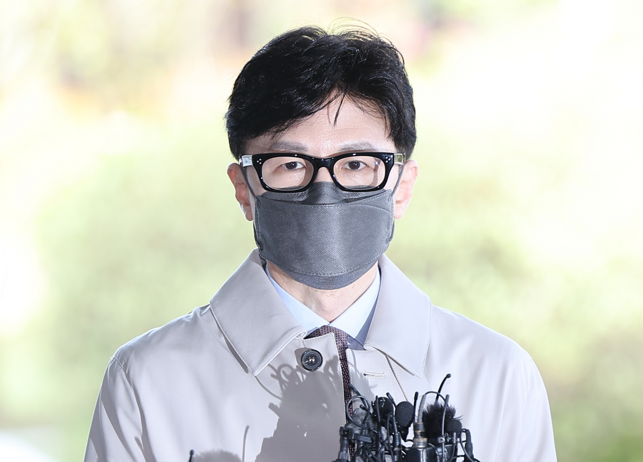 지난달 15일 한동훈 법무부 장관 후보자가 서울 서초구 서울고등검찰청 청사로 출근하며 취재진 질문에 답하고 있다. [연합]