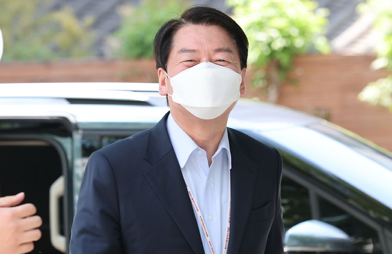 안철수 대통령직인수위원장이 5일 오전 서울 종로구 통의동 인수위 사무실로 출근하고 있다. 박해묵 기자