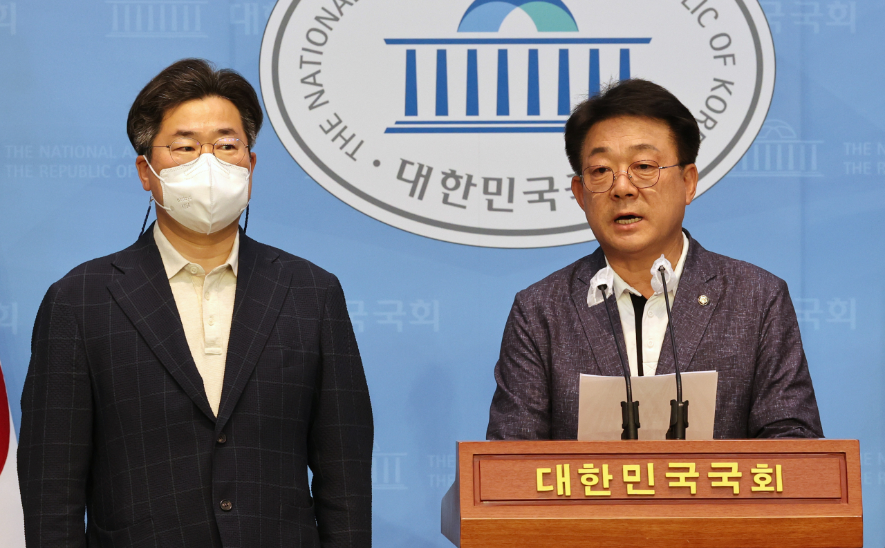 더불어민주당 허종식 의원(오른쪽)과 박찬대 의원이 5일 오후 서울 여의도 국회 소통관에서 이재명 상임고문의 인천 계양을 국회의원 보궐선거 출마를 요청하는 기자회견을 하고 있다. [연합]