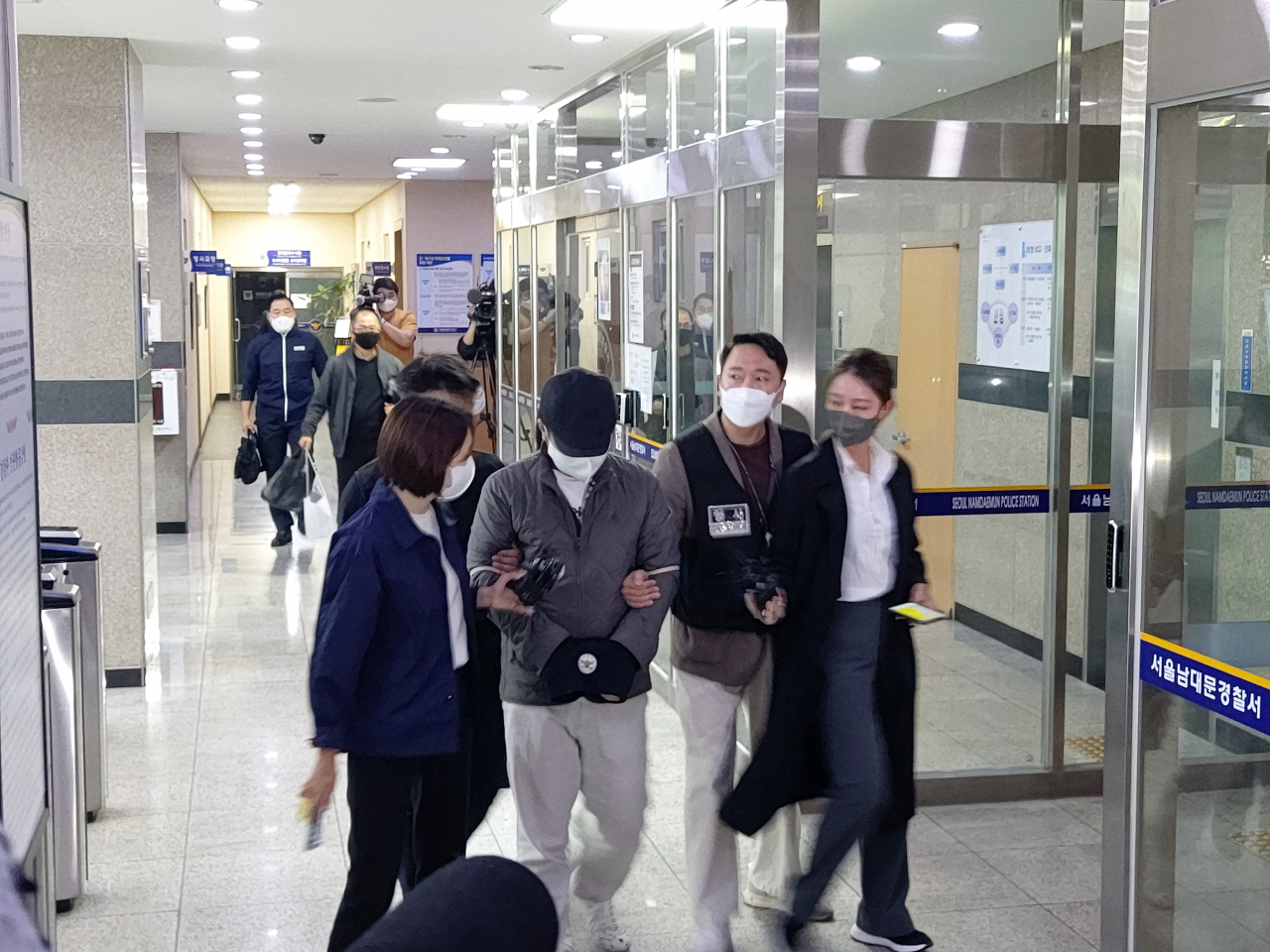 우리은행에서 614억원을 횡령한 혐의를 받는 직원 A씨가 6일 서울 남대문경찰서 유치장을 나오고 있다. 경찰은 이날 A씨와 그의 동생을 특정경제범죄 가중처벌 등에 관한 법률상 업무상횡령 등 혐의로 구속 송치했다. 김희량 기자