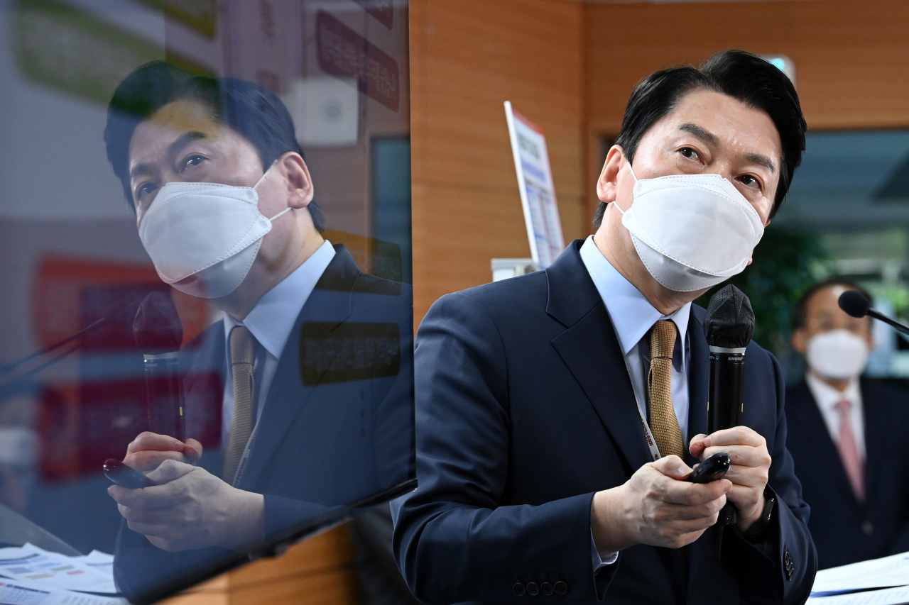 안철수 제20대 대통령직인수위원회 위원장이 3일 오전 서울 종로구 통의동 인수위원회 공동기자회견장에서 국정과제를 발표하고 있다.[인수위사진기자단]