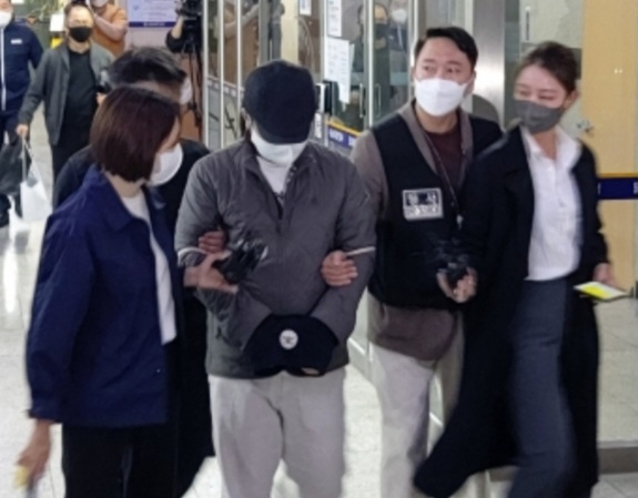 우리은행에서 614억원을 횡령한 혐의를 받는 직원 A씨가 6일 서울 남대문경찰서 유치장을 나오고 있다. 경찰은 이날 A씨와 그의 동생을 특정경제범죄 가중처벌 등에 관한 법률상 업무상횡령 등 혐의로 구속 송치했다. 김희량 기자