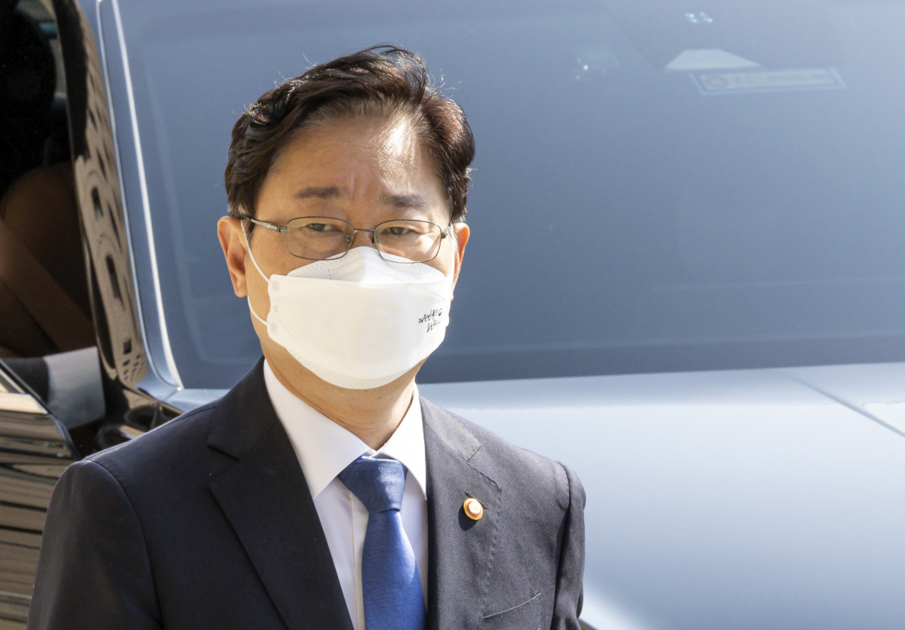 박범계 법무부 장관이 4일 오전 정부과천청사 법무부로 출근하고 있다. [연합]