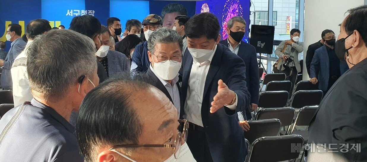 민주당 공천심사에서 컷오프된 서대석 서구청장(사진 중앙)은 지난 4일 광주서 서구 쌍촌동에서 선거사무소를 개소하고 무소속 출마를 공식 선언했다. 개소식에는 지지자 100여명이 모여 성황을 이뤘다. 서인주 기자