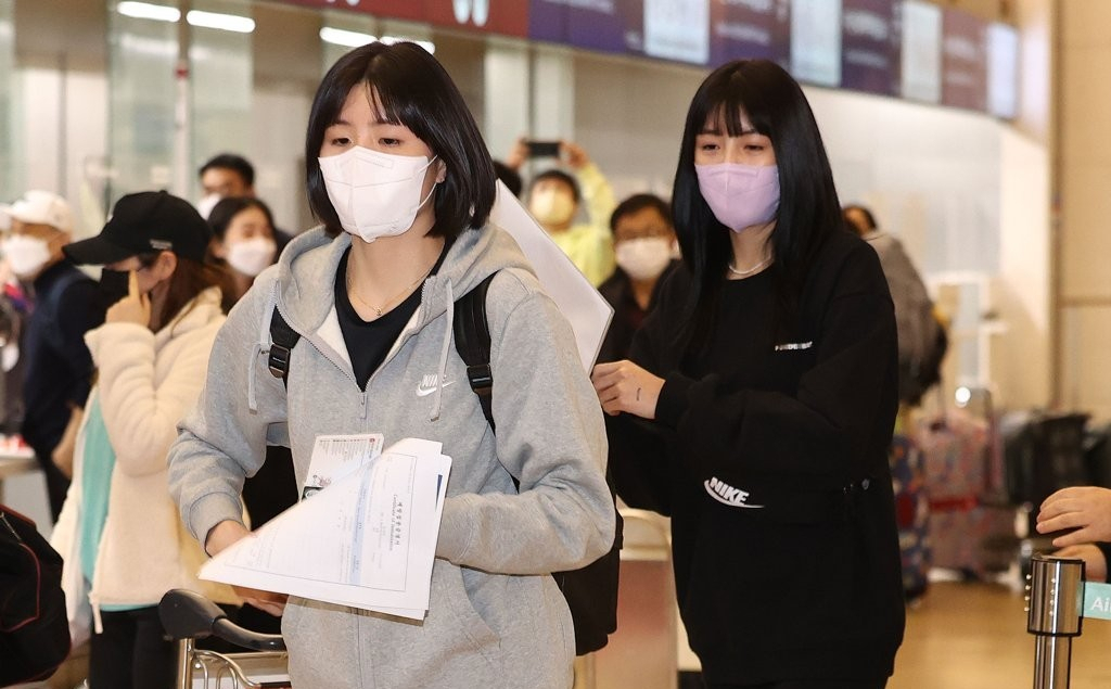 학창 시절 폭력(학폭) 가해 논란에 휩싸인 배구선수 이재영·이다영 자매가 2021년 10월 16일 그리스 리그 PAOK 테살로니키 구단에 합류하기 위해 인천국제공항 제1터미널에서 출국장으로 이동하는 모습. [연합]