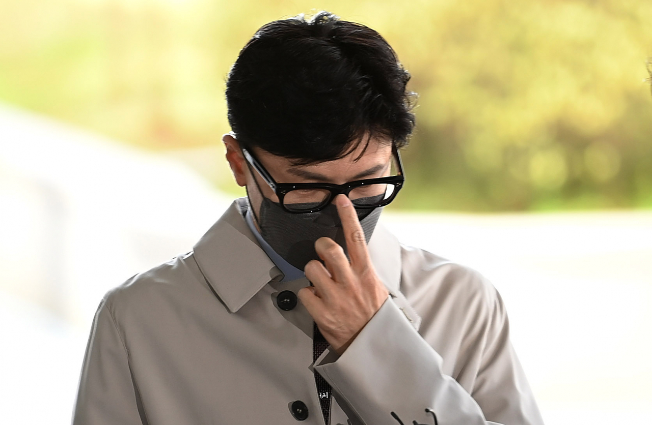 한동훈 법무부 장관 후보자가 지난달 15일 오전 서울 서초구 서울고등검찰청에 마련된 인사청문회 준비사무실로 들어가기 전 기자들의 질문에 답변을 하고 있다. 이상섭 기자