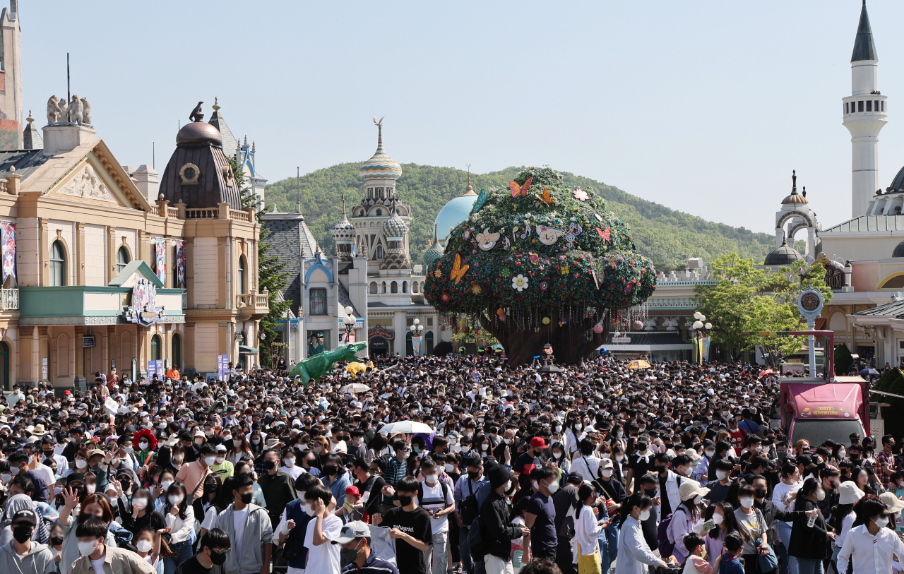 어린이날인 지난 5일 경기도 용인시 에버랜드에서 입장을 기다리던 시민들이 게이트가 열리자 안으로 들어오고 있다. [연합]