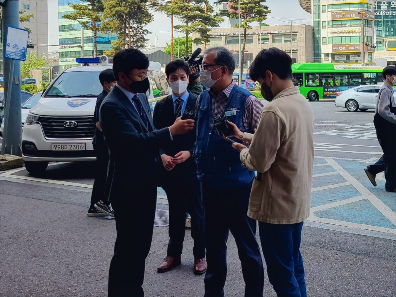 전국택배노조 진경호 위원장이 6일 오전 서울 남대문경찰서에 출석해 취재진의 질문에 답변하고 있다. 남대문경찰서는 이날 CJ대한통운 점거농성을 주도한 혐의(공동건조물 침입 등)로 CJ대한통운 측의 고소를 받은 진 위원장을 피고소인 신분으로 조사한다. 김희량 기자