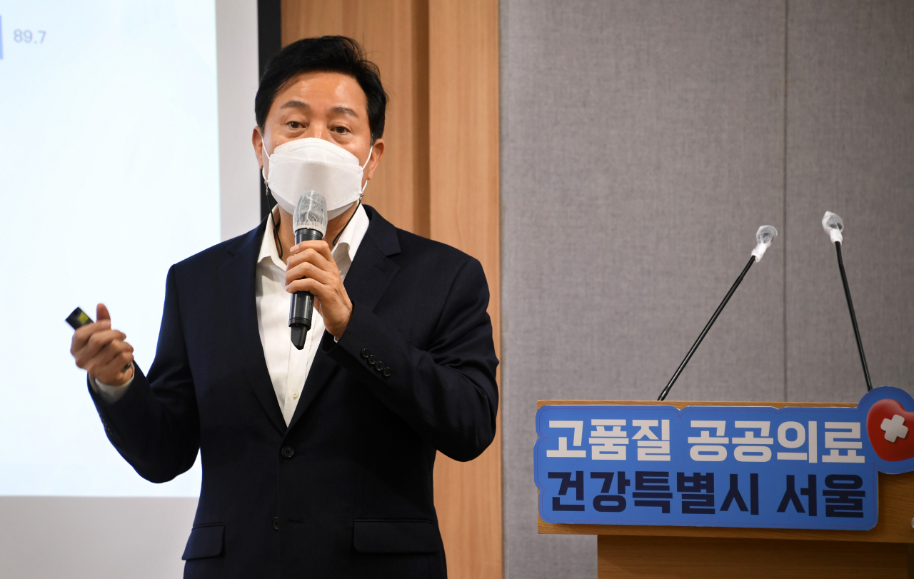 서울시가 취약계층 공공의료 서비스를 강화하기 위해 인프라를 확충하고 서비스를 확대한다. 시는 공공의료 서비스 확대에 2026년까지 총 6120억원을 투입한다. 사진은 오세훈 서울시장이 6일 서울시청 2층 브리핑룸에서 브리핑을 진행하고 있는 모습. [서울시 제공]