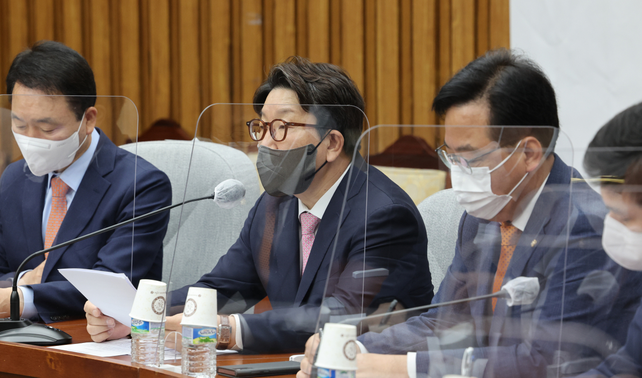 국민의힘 권성동 원내대표가 6일 오전 서울 여의도 국회에서 열린 원내대책회의에서 발언하고 있다. 연합뉴스
