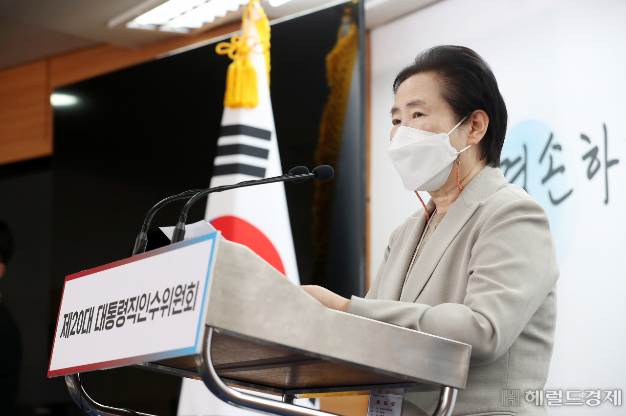 신용현 제20대 대통령직인수위원회 대변인이 2일 오후 서울 종로구 통의동 인수위 기자회견장에서 정례 브리핑을 하고 있다.[인수위사진기자단]