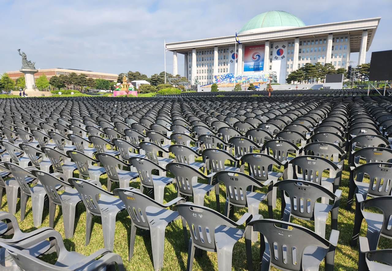 제20대 대통령 취임식을 나흘 앞둔 6일 국회 잔디광장에서 취임식 참석자들의 의자가 설치돼 있다. [연합]
