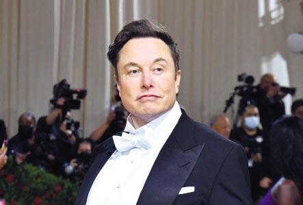 지난 2일(현지시간) 미 뉴욕 메트로폴리탄 미술관에서 열린 패션쇼 ‘2022 멧 갈라(Met Gala)’에 참석한 일론 머스크 테슬라 최고경영자가 취재진 앞에서 포즈를 취하고 있다. [AFP]