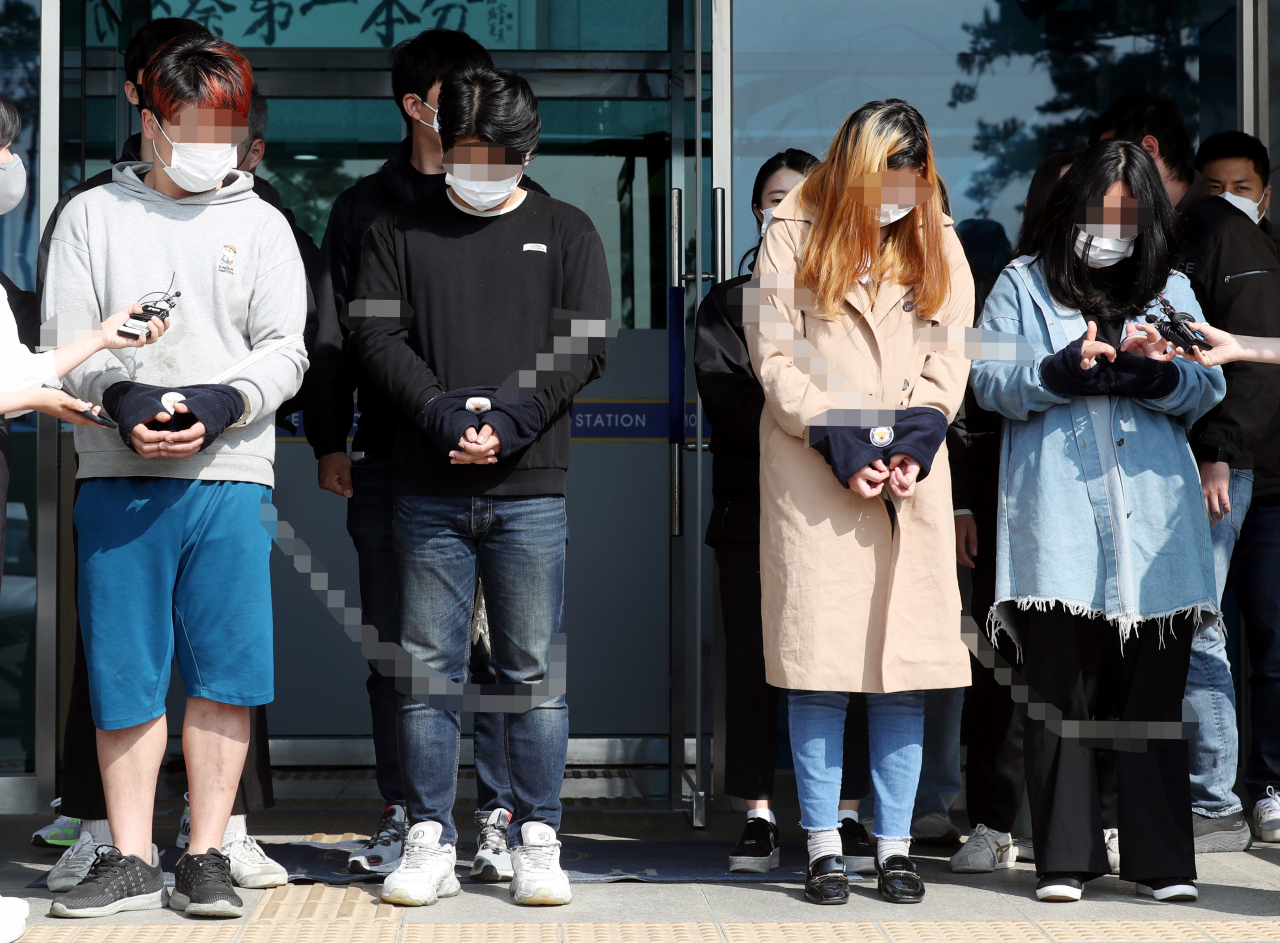 장애인을 살해하고 야산에 암매장한 혐의를 받는 남녀 4명이 6일 경기도 김포시 김포경찰서에서 검찰로 송치되기 전 취재진의 질문을 받고 있다. 사진은 왼쪽부터 살인·사체유기 혐의를 받는 A(30)씨와 B(27)씨, 살인방조·사체유기 혐의를 받는 C(25·여)씨, 사체유기 혐의를 받는 D(30·여)씨. [연합]