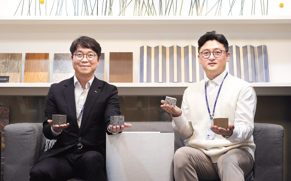 인피넬리는 ‘무한한(Infinite)’, 정교하게(Finely)’의 합성어다. 새로운 라이프스타일에 적합한 강판 디자인을 개발하겠다는 포스코스틸리온의 철학을 담았다. 포스코스틸리온의 김정식(사진 왼쪽) 디자인섹션 리더와 박승호 포스코스틸리온 신수요개발섹션 리더. [포스코 제공]