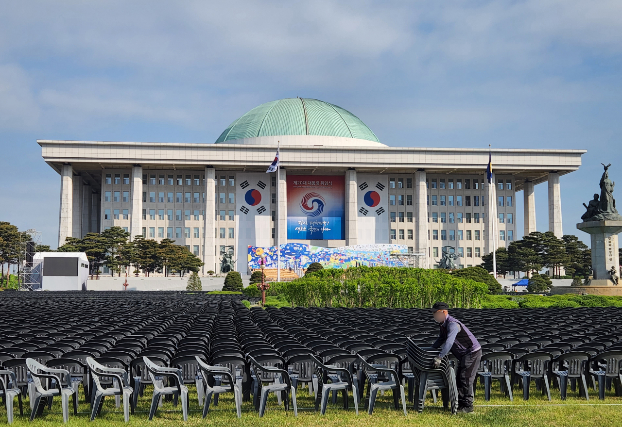 제20대 대통령 취임식을 나흘 앞둔 6일 국회 잔디광장에서 관계자들이 취임식 참석자들의 의자를 설치하고 있다. [연합]