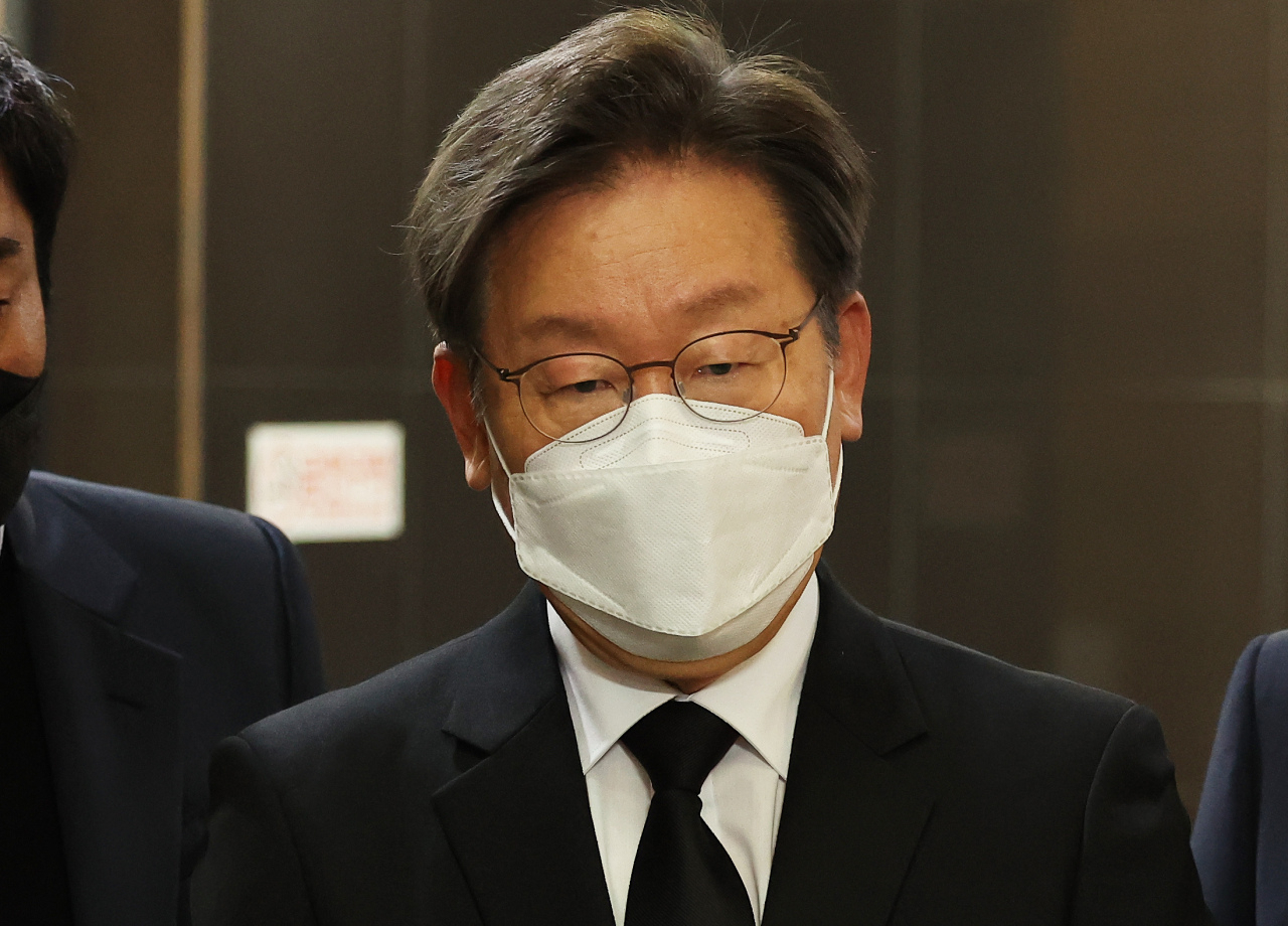 This file photo taken on March 16, 2022, shows Lee Jae-myung, former presidential candidate of the ruling Democratic Party, leaving a funeral hall in Pyeongtaek, Gyeonggi Province. (Yonhap)