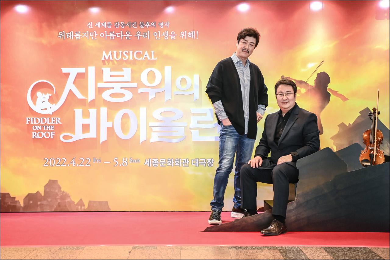 올해 첫 작품인 ‘지붕 위의 바이올린’ 이후 서울시뮤지컬단은 보다 적극적인 행보를 이어갈 계획이다. 김덕희 단장(오른쪽)은 올해에는 예년보다 두 배나 늘어난 네 작품을 무대에 올린다고 했다. 배우 박성훈(왼쪽)은 “다양하고 새로운 창작극의 시도에 서울시뮤지컬단 단원들도 고무돼있다”고 말했다. 세종문화회관 제공]